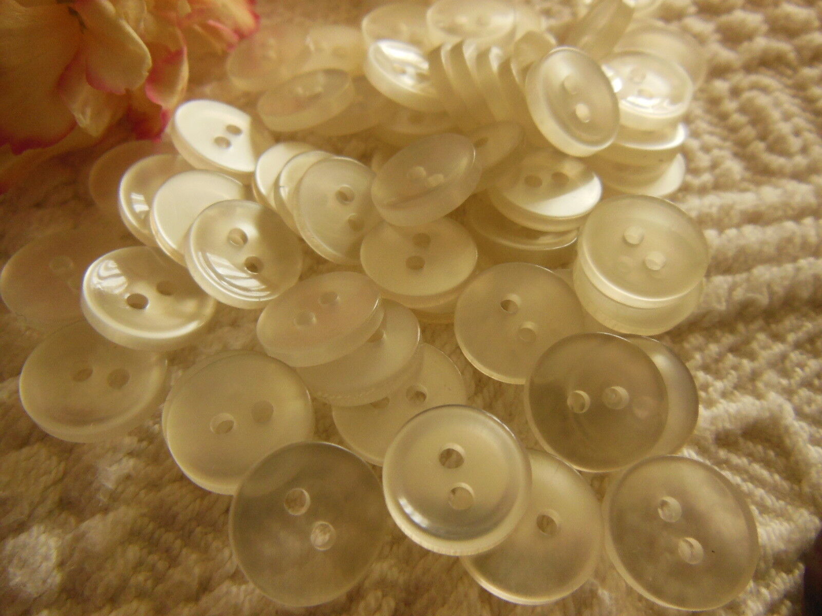 Lot 45 boutons vintage  blanc petits  style iminacre diamètre: 1,1 cm ref 1065