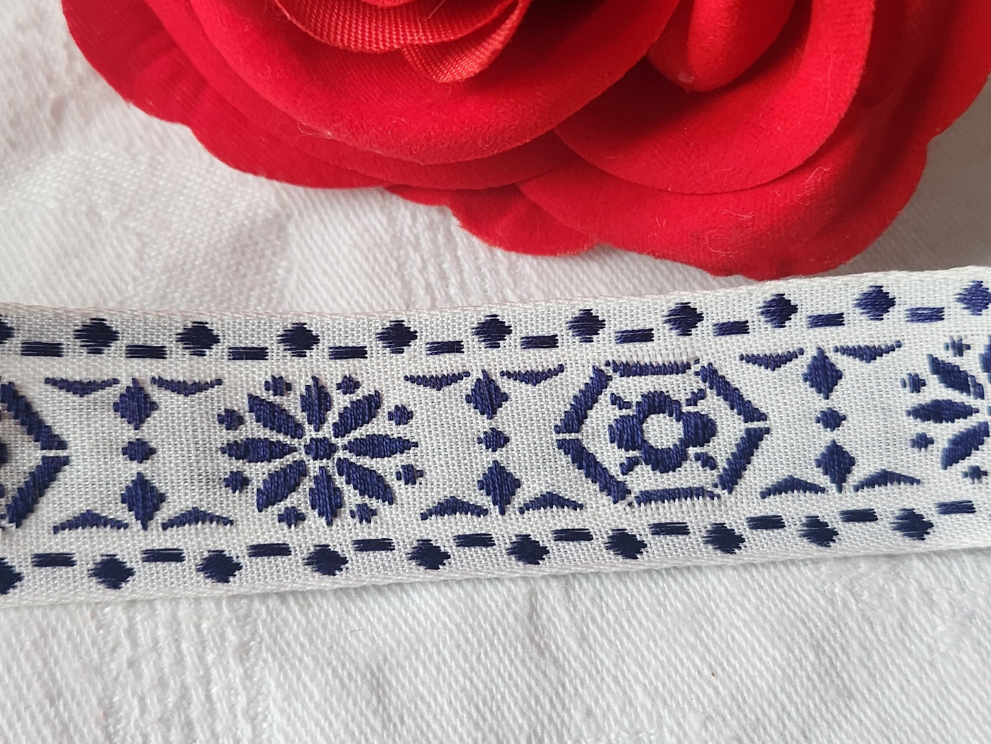 Galon vintage tissé fleur bleu  blanc  3 métres sur 2,2 cm A2