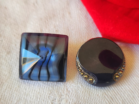 Duo boutons anciens en verre bleu à pied  1,7 et 1,8 cm D14E