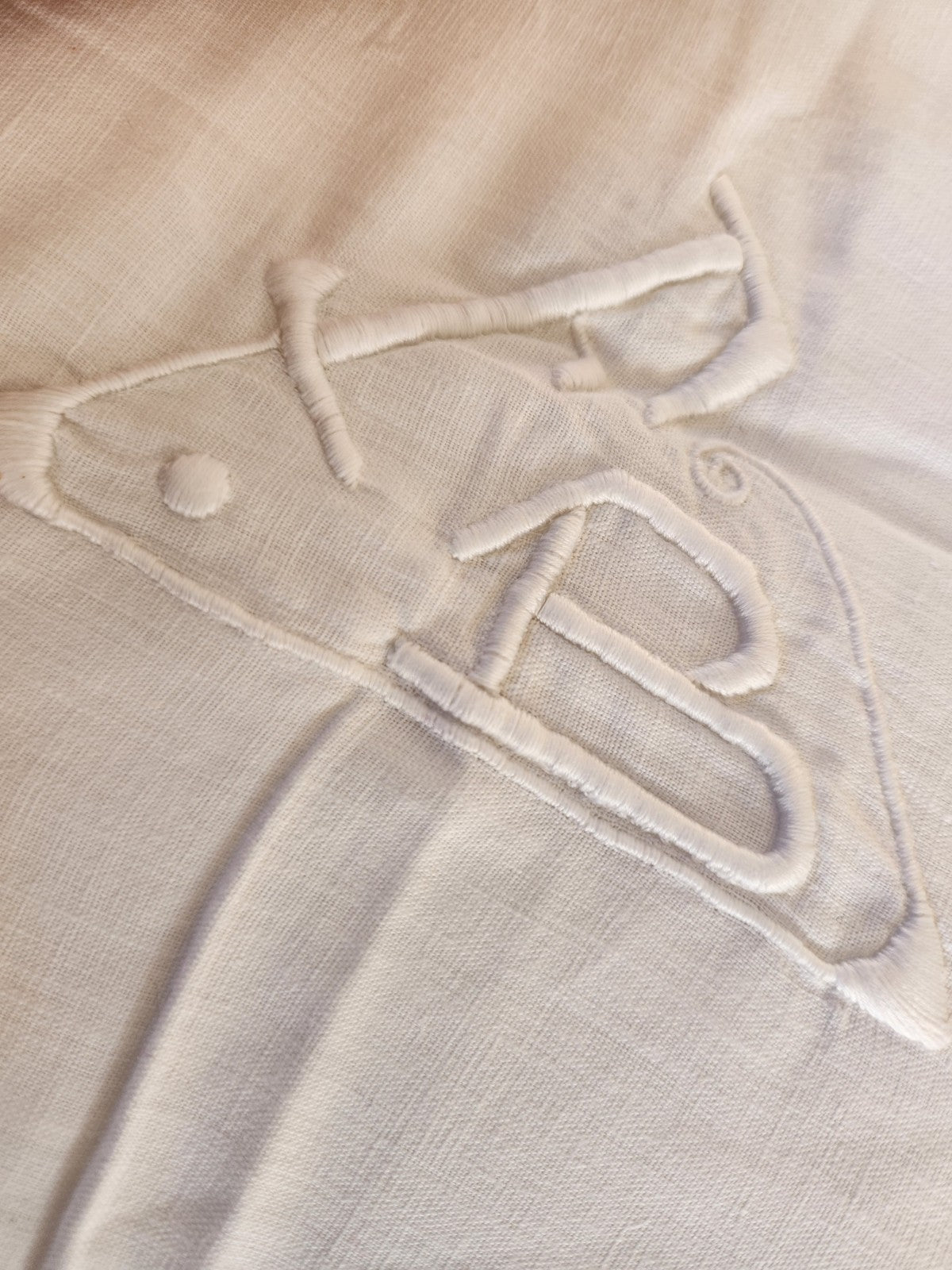 Ancienne taie traversin  blanc monogramme FB jour échelle B8