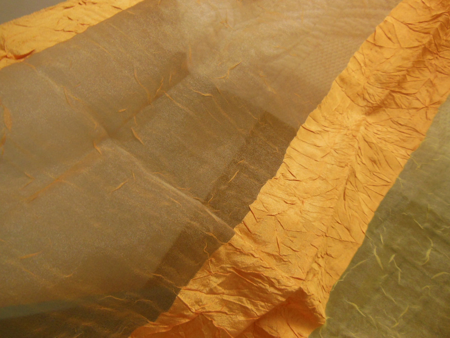 Coupon tissu brillant voilage orange jaune 74 cm sur 63 cm B3