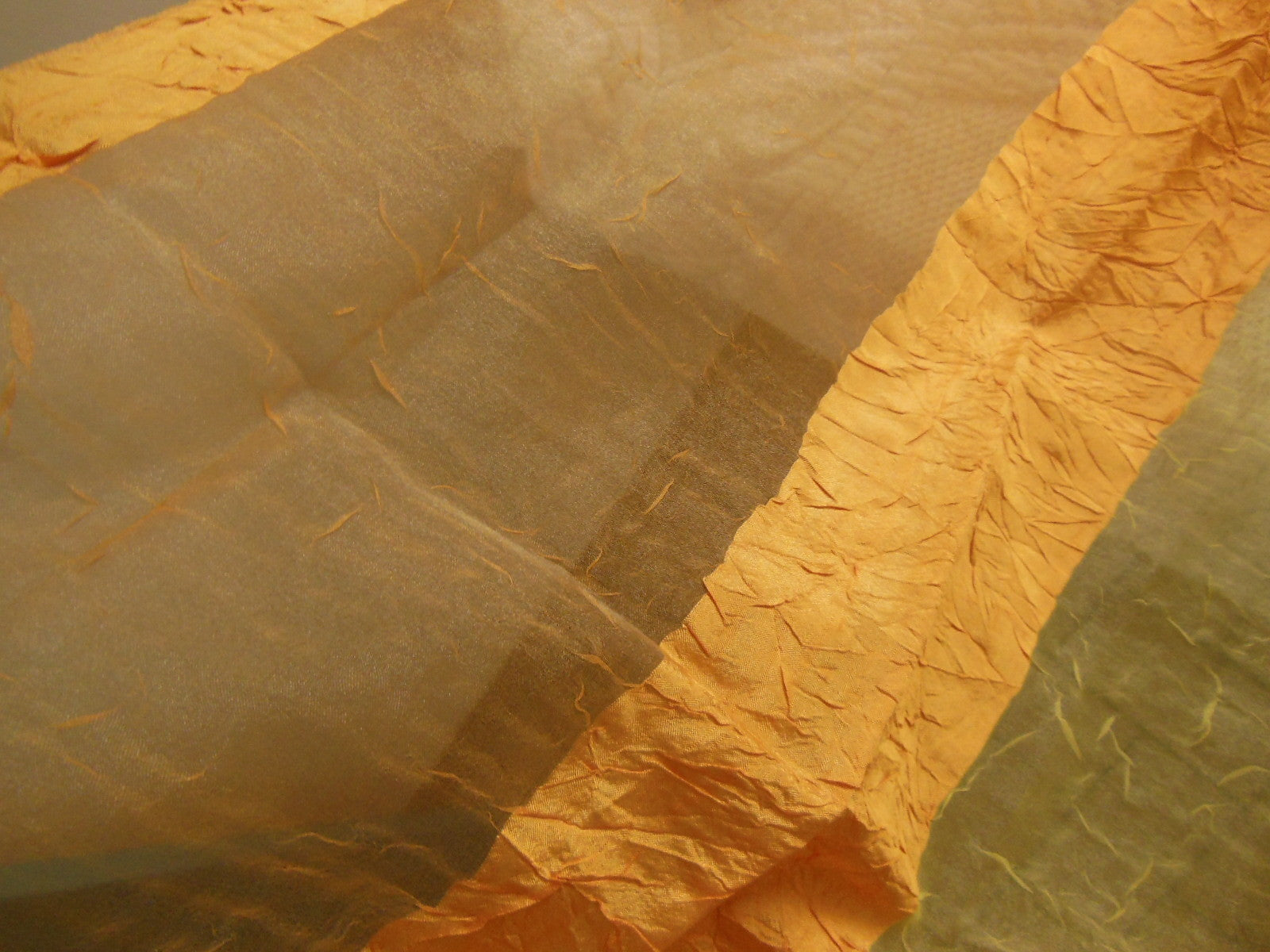 Coupon tissu brillant voilage orange jaune 74 cm sur 63 cm B3