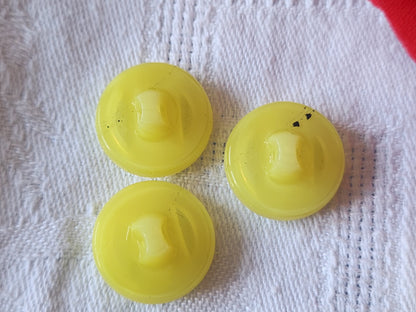 Trio boutons vintage en verre jaune laiteux  travaillé  1,7 cm D2B