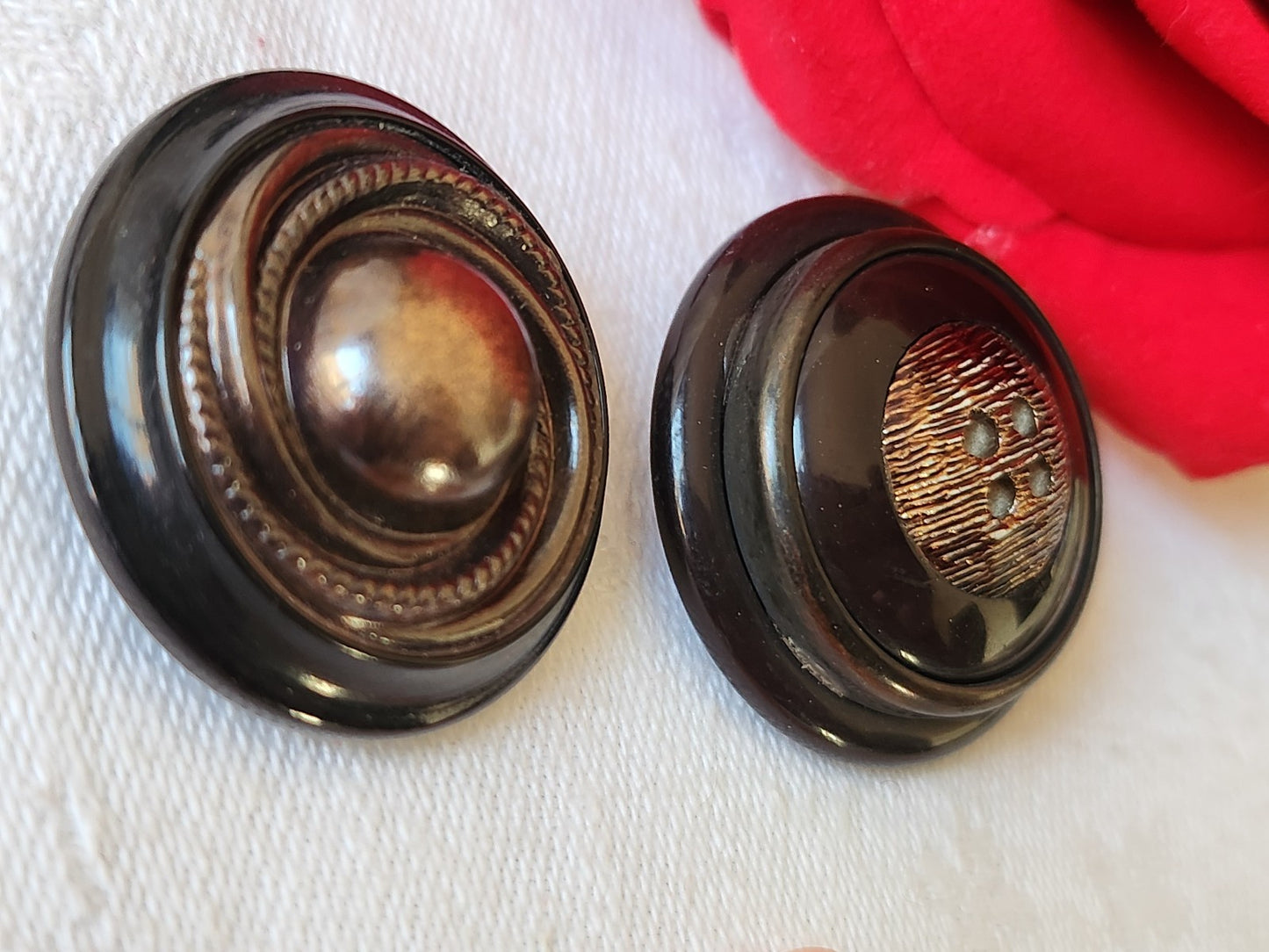 Duo gros boutons vintage marron ornement métal pied 2,9 et 3 cm D8F