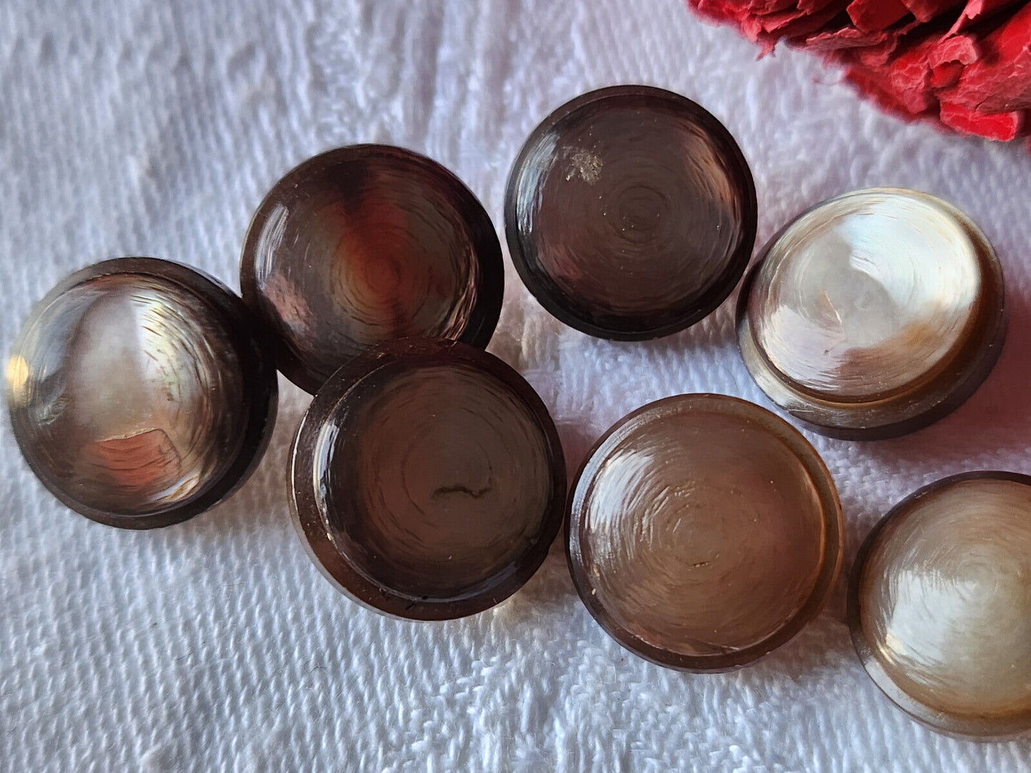 Panaché lot 7 boutons anciens en nacre marron à pied 1,4 cm ref 5856