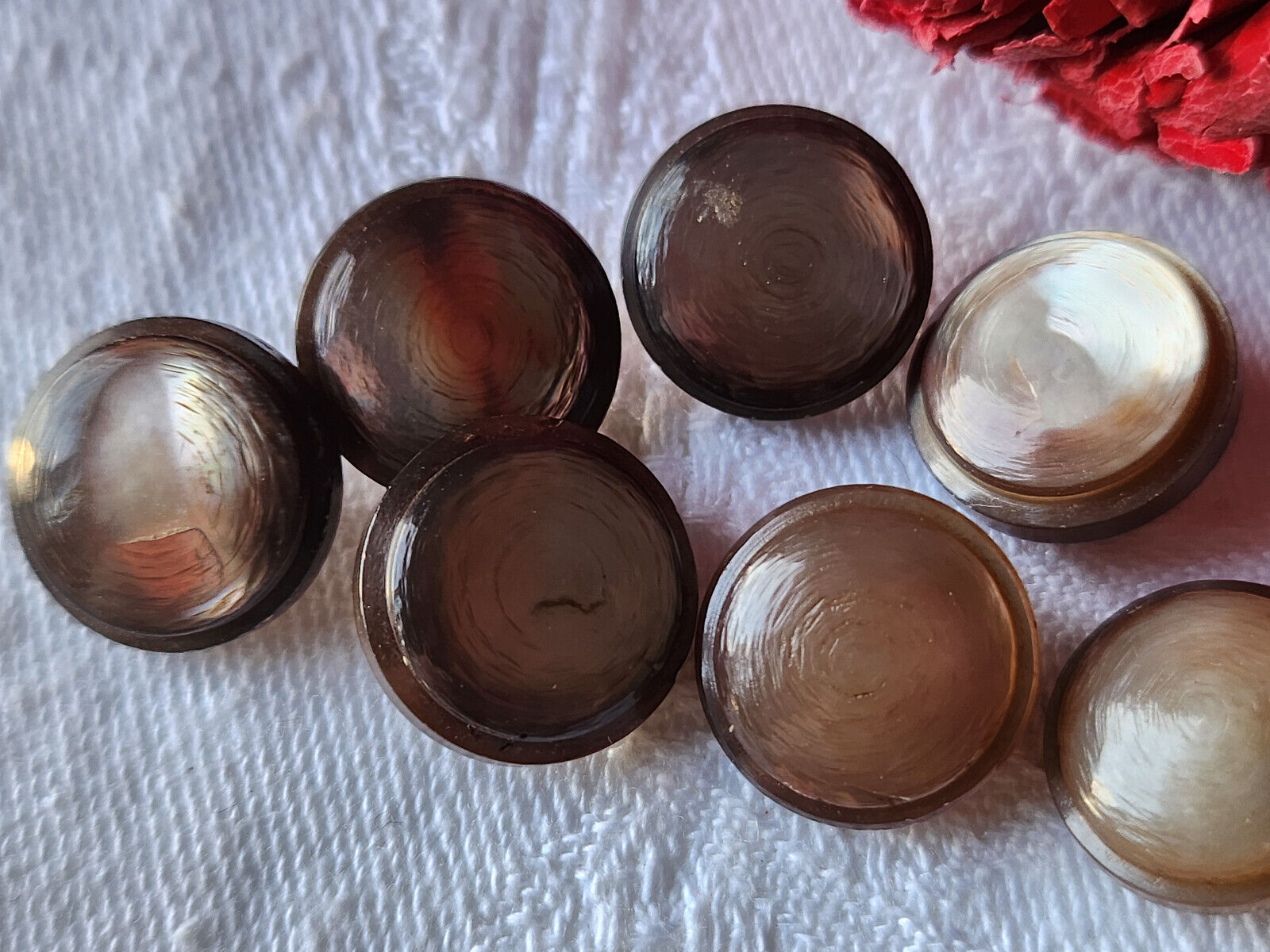 Panaché lot 7 boutons anciens en nacre marron à pied 1,4 cm ref 5856