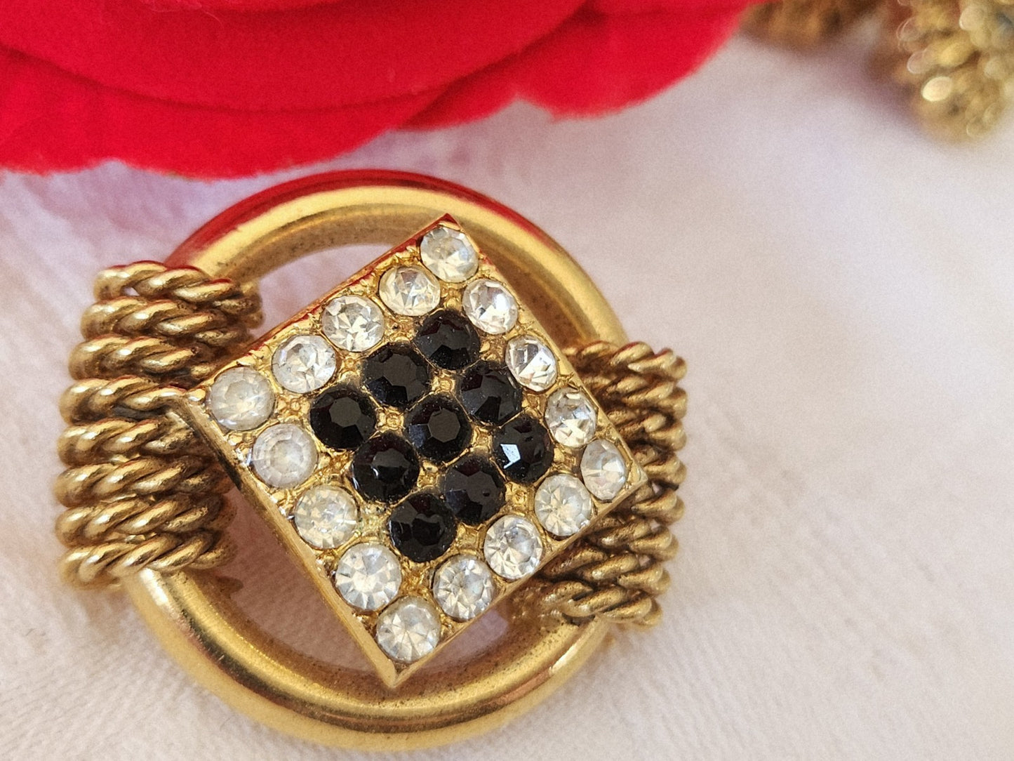 Superbe et gros bouton vintage metal paré de strass doré 3,1 cm ref 3883