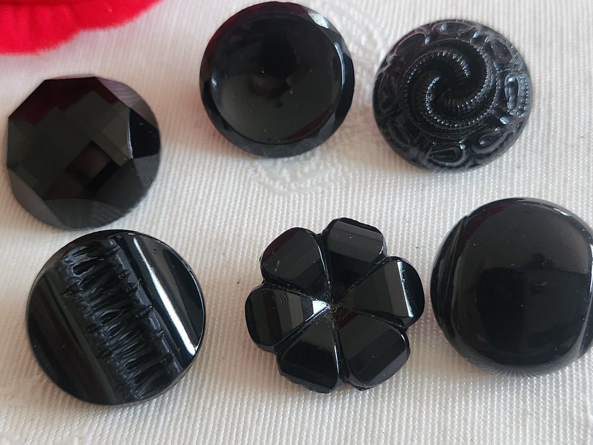Lot 6 boutons anciens vintage  en verre noir  panaché 1,7/ 1,8 cm ref 6241