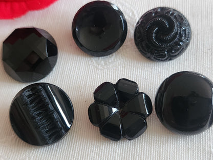 Lot 6 boutons anciens vintage  en verre noir  panaché 1,7/ 1,8 cm ref 6241