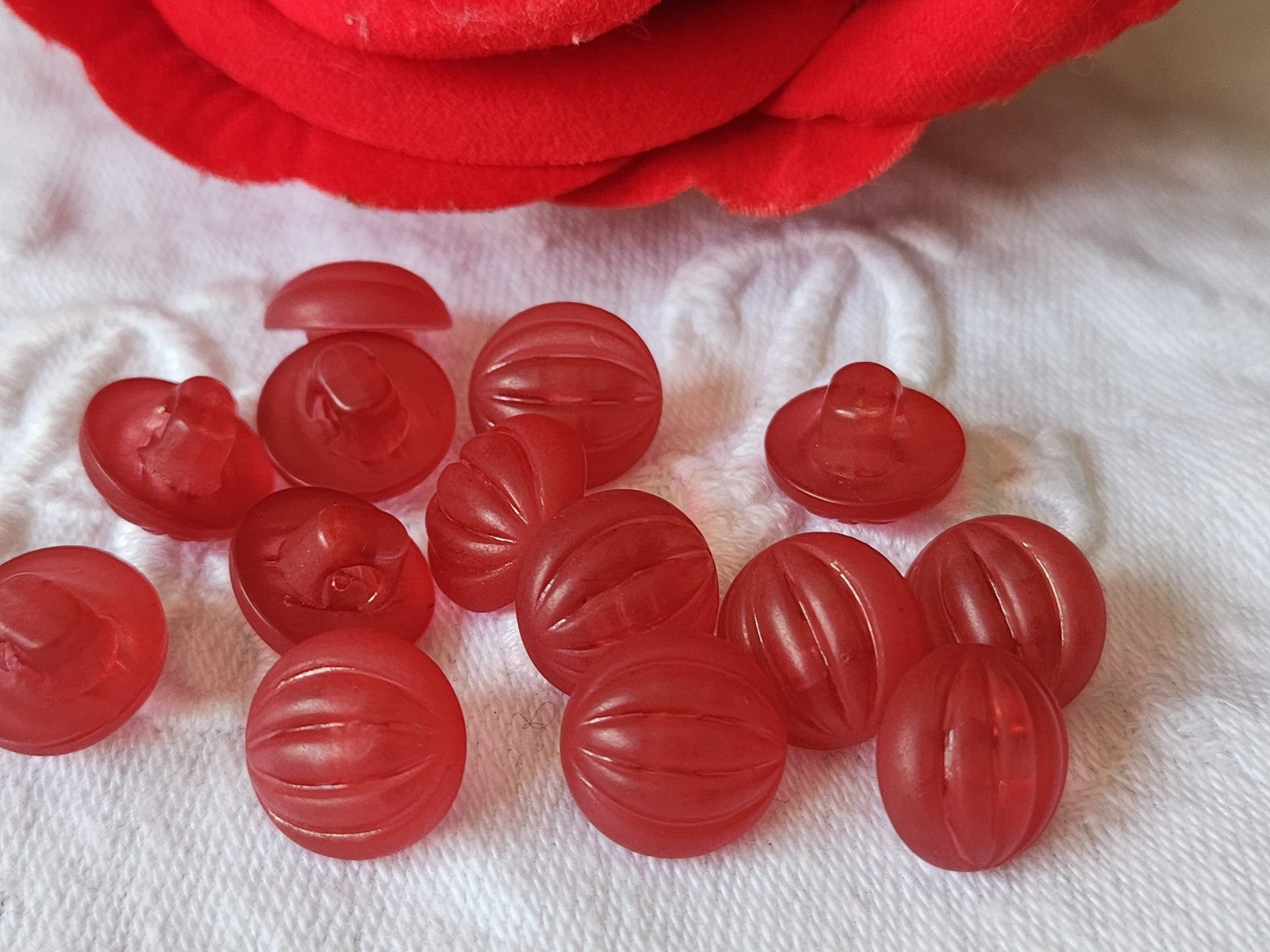 Lot 14 boutons vintage rouge bord mat bombé pied 1,1 cm ref 1821