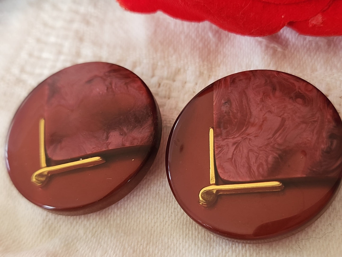 duo gros boutons vintage inclusion doré  fushia rouge pied  3 cm G2R