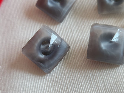 Lot 5 boutons anciens en verre gris laiteux carré facette 1,3 cm ref 6390