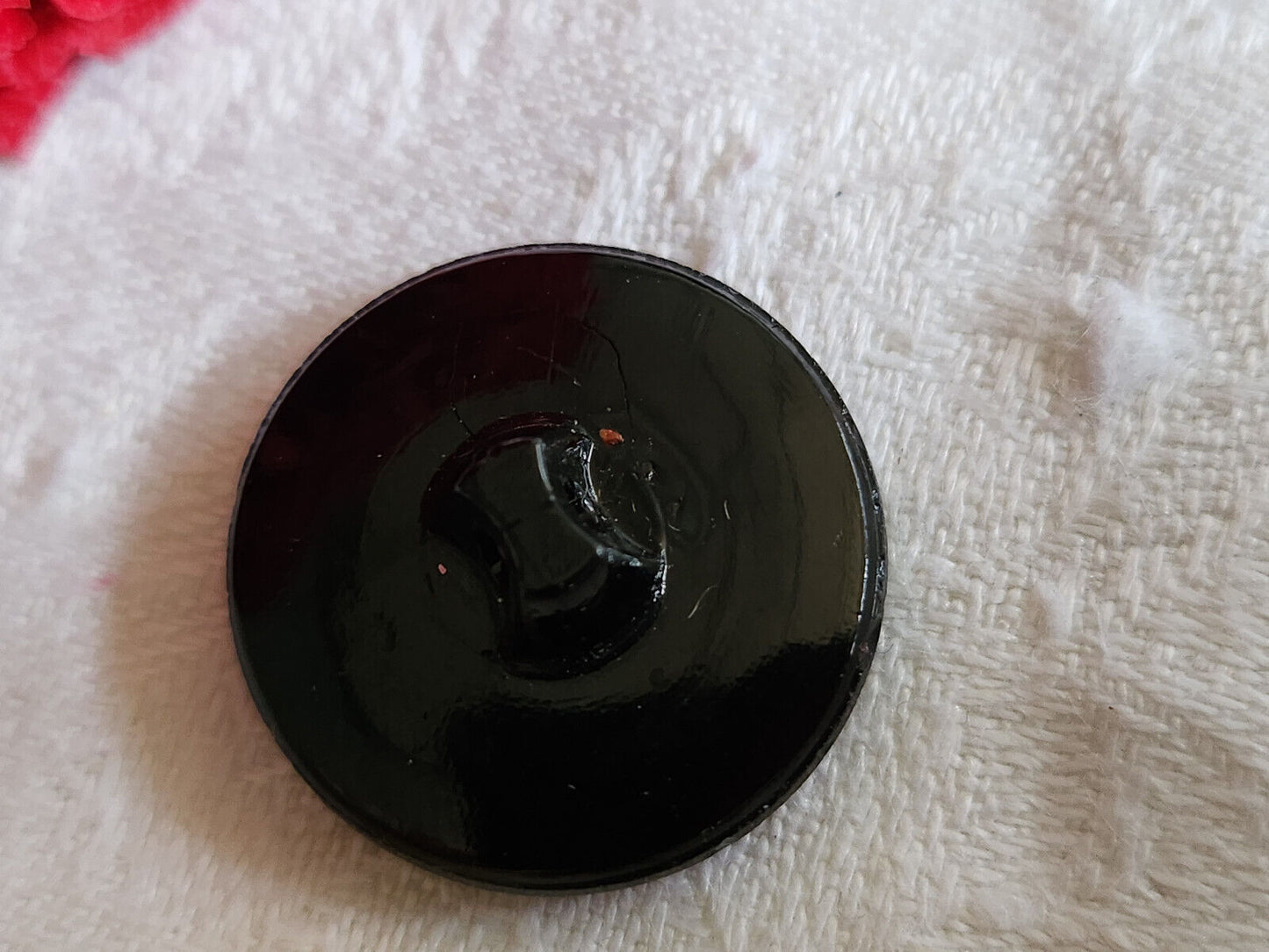 Bouton ancien en verre noir motif géométrique creusé pied 2,2 cm D10G