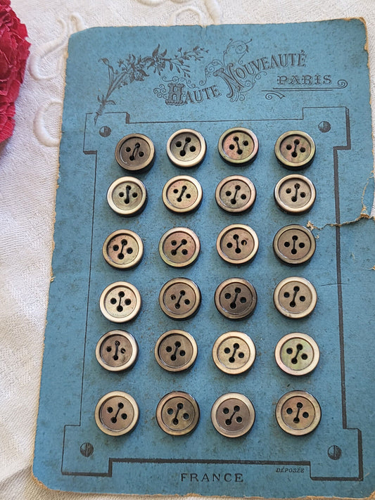 Plaque 24  boutons anciens en nacre gris 1,2 cm année 20/30 N°32