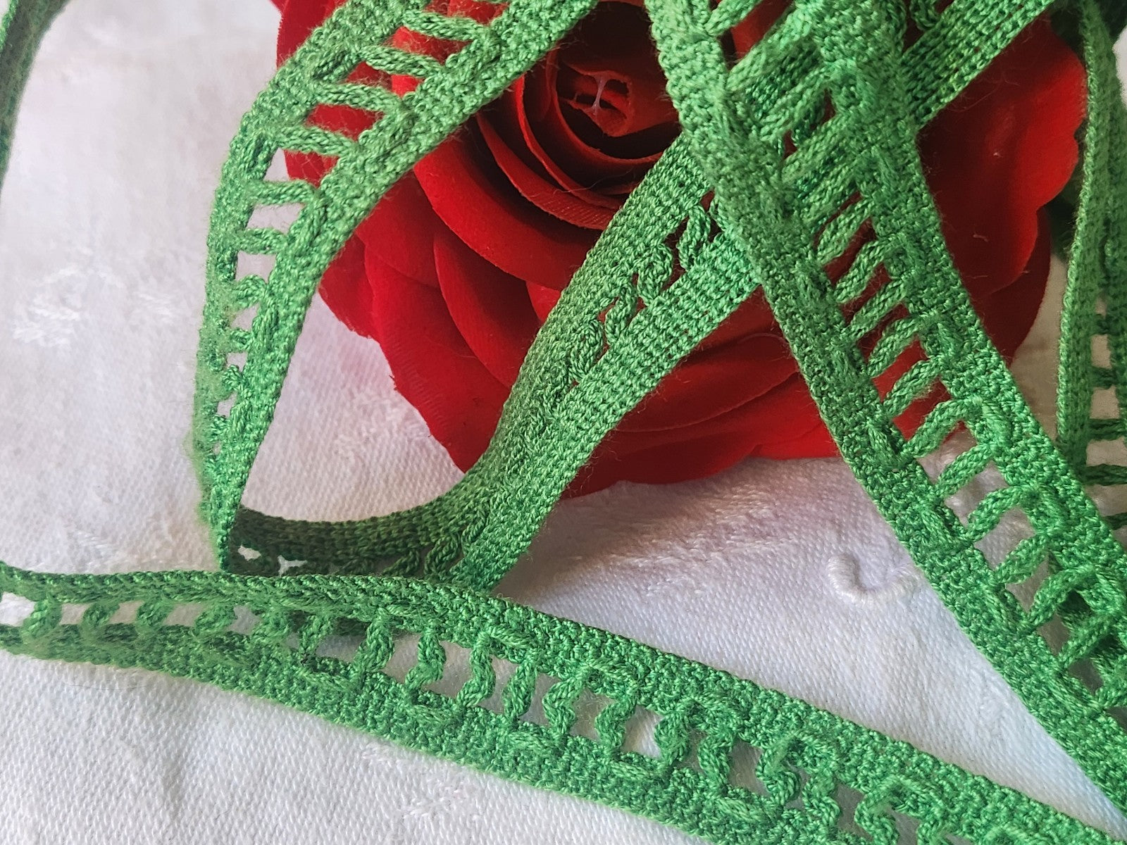 Dentelle vintage verte entre deux large 3 mètres sur 1,7 cm A2