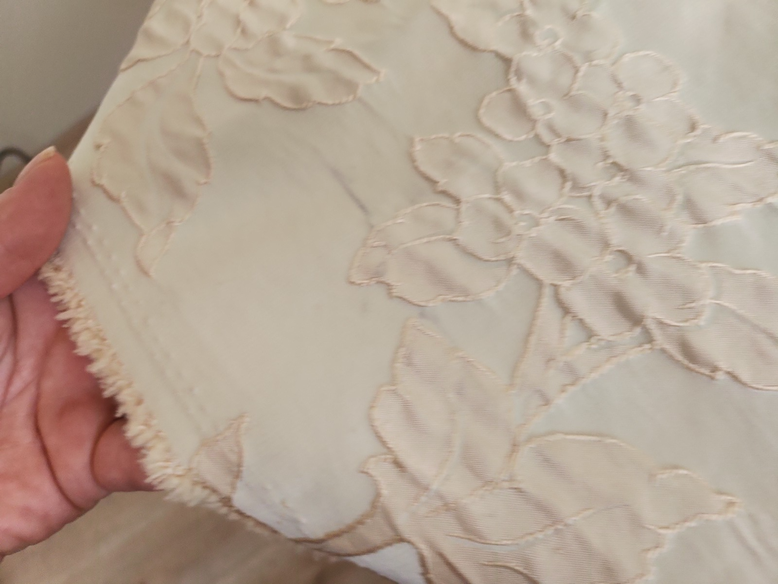 Ancien coupon de tissu damassé beige écru relief 205 cm sur 61 cm B5