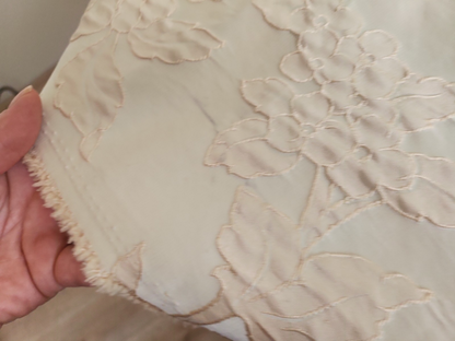 Ancien coupon de tissu damassé beige écru relief 205 cm sur 61 cm B5
