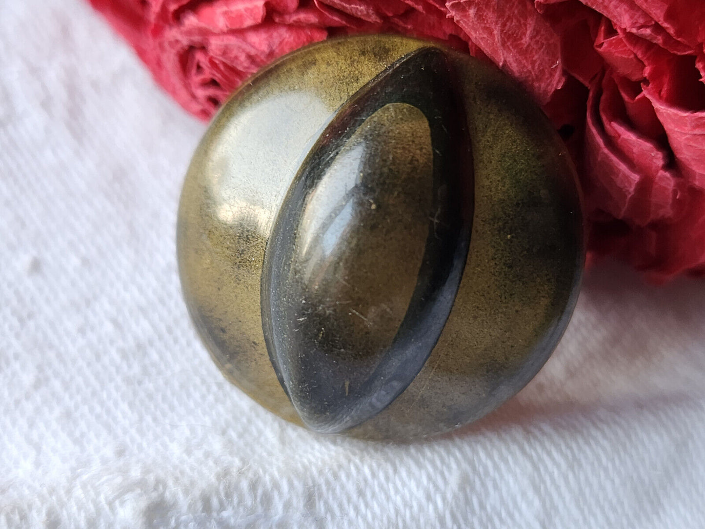 Bouton ancien en celluloïd marron gros haut  diamètre: 2,7 cm D10O