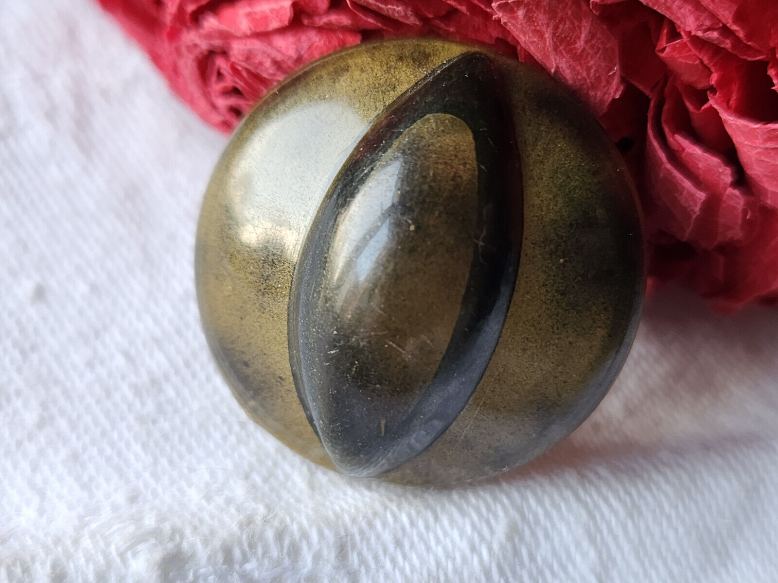 Bouton ancien en celluloïd marron gros haut  diamètre: 2,7 cm D10O