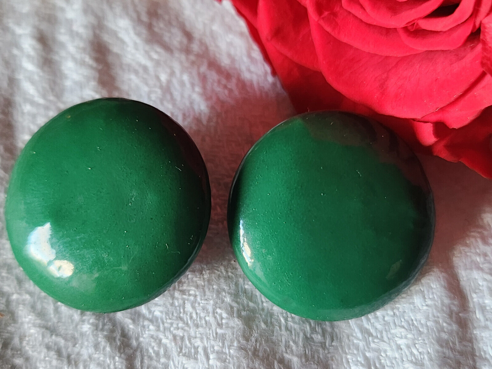 Collection duo boutons anciens en cuir verni vert lumineux pied 2,4 cm D12P