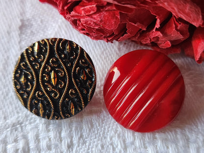 Duo boutons anciens en verre rouge doré noir  pied 1,7/ 1,8  cm D10A