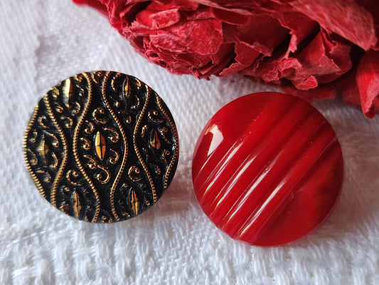 Duo boutons anciens en verre rouge doré noir  pied 1,7/ 1,8  cm D10A