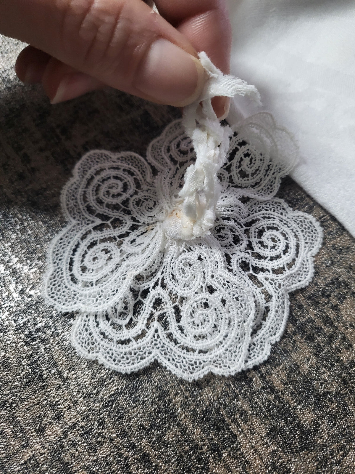 Superbe fleur ancienne en dentelle idéale broche ou application 10 cm T7