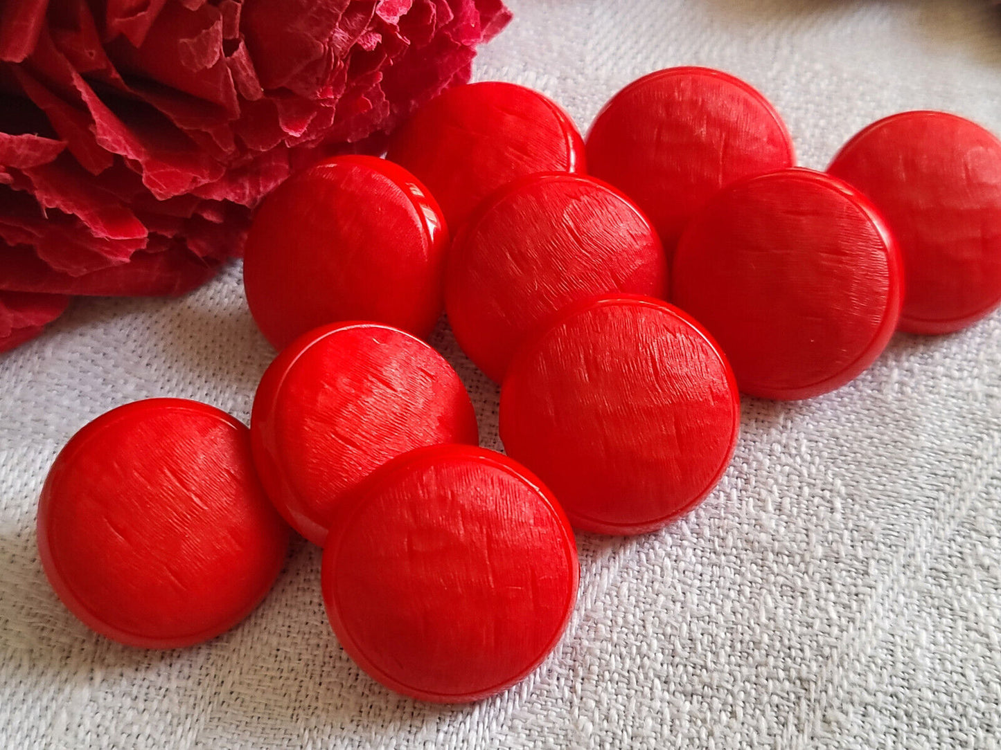 Lot 8 ou 10 boutons vintage rouge bombé à pied  1,7 cm et 2,2 cm Kitch ref 3278