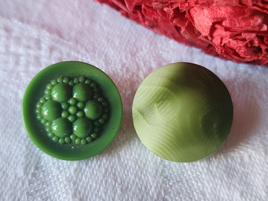 Duo boutons vintage en verre motif  vert travaillé  1,8 cm D11H
