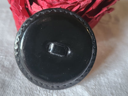 Gros bouton ancien en cuir verni 3,7 cm parurier collection ref 1737
