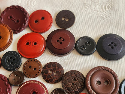 Gros lot de boutons anciens en cuir à trous panaché 1,4 à 3 cm ref 6349