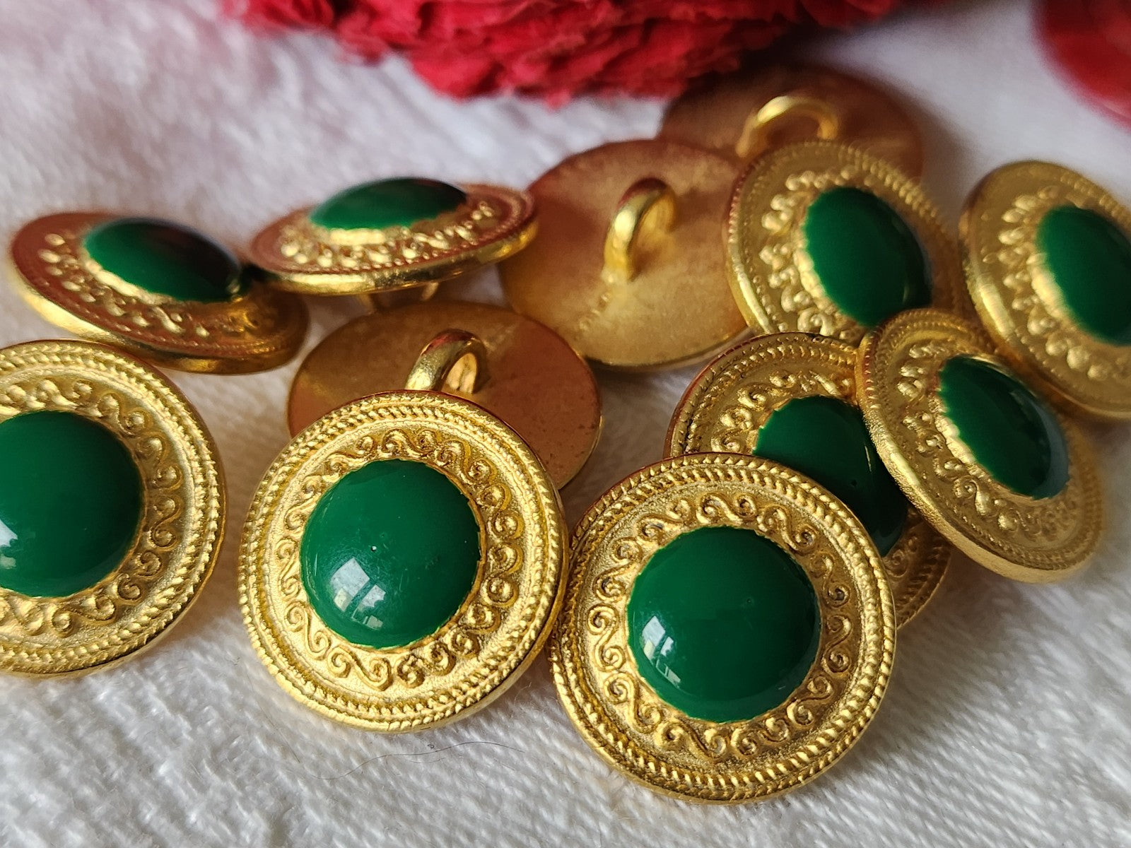 Lot 6 boutons en métal doré vert 1,5 cm pied  ref 3664