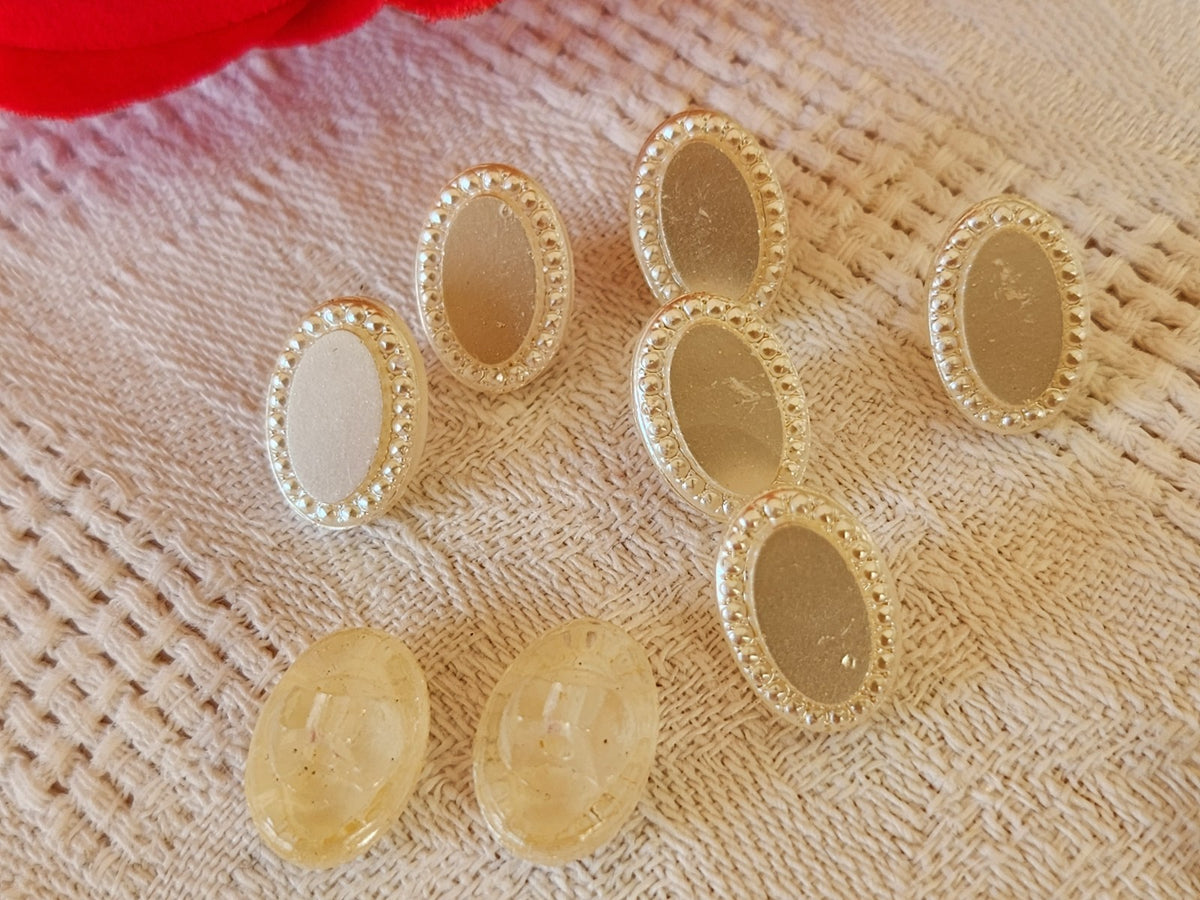 Lot 8 boutons vintage en verre ovale blanc 0,9 sur 1,3 cm ref 0024