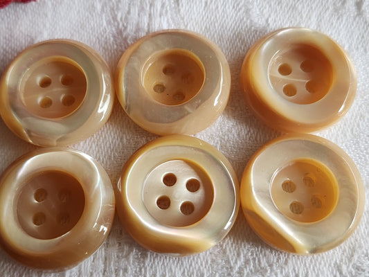 Lot  6 boutons anciens en nacre beige épais bord 2,2 cm lourd ref  5986
