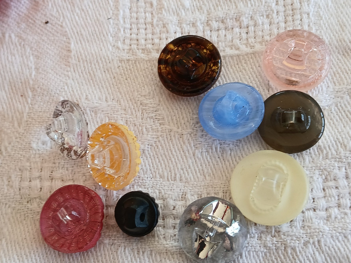 Lot 10 boutons anciens en verre multicolore  panaché 0,8  à 1,5 cm ref 6466