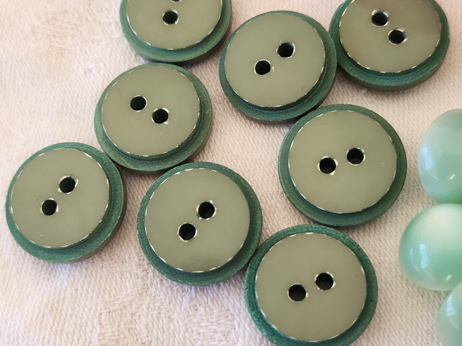 Lot 16 boutons vintage vert  deux series diamètre 1,3 et 1,8 cm ref 6084