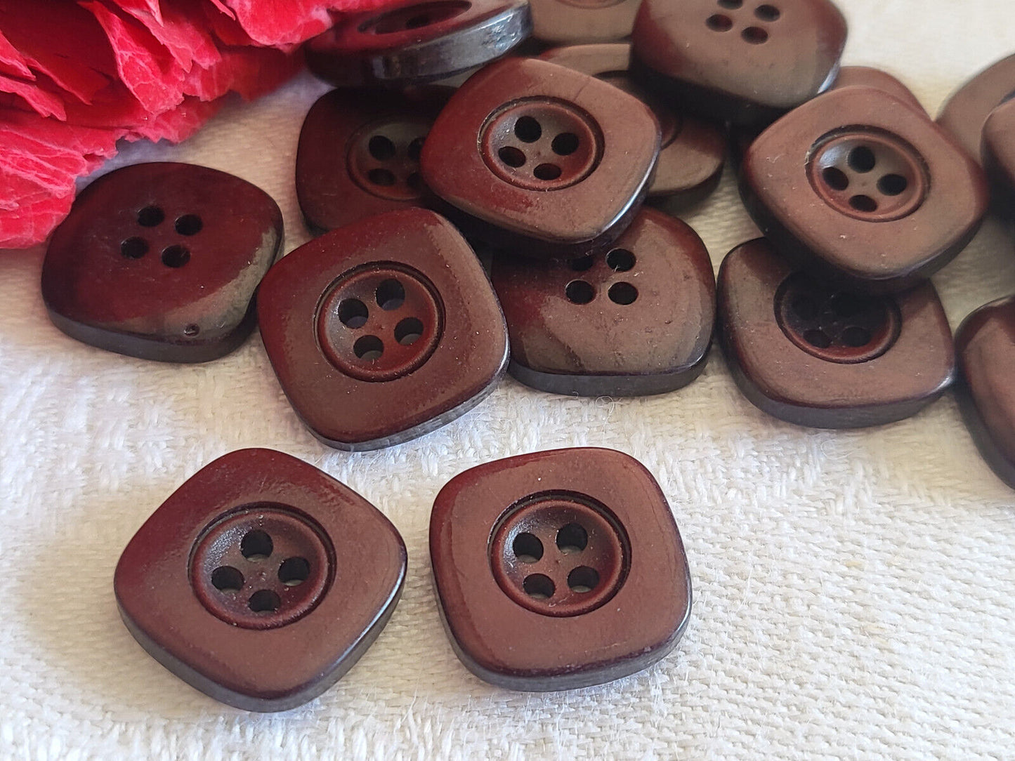 Lot 18 boutons vintage petits rouge foncé un peu marron 1,2 cm trous ref 6121