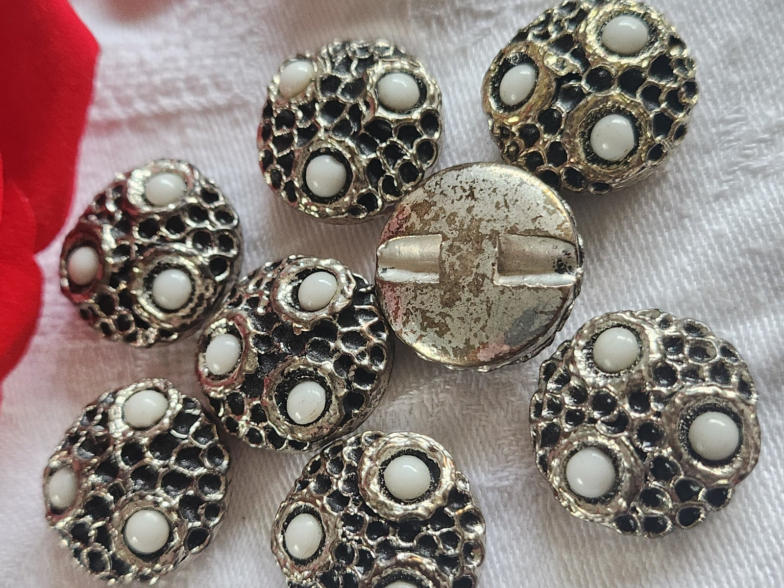 Lot 6 boutons en résine argenté perlé blanc vintage anciens   2,1 cm ref 2317