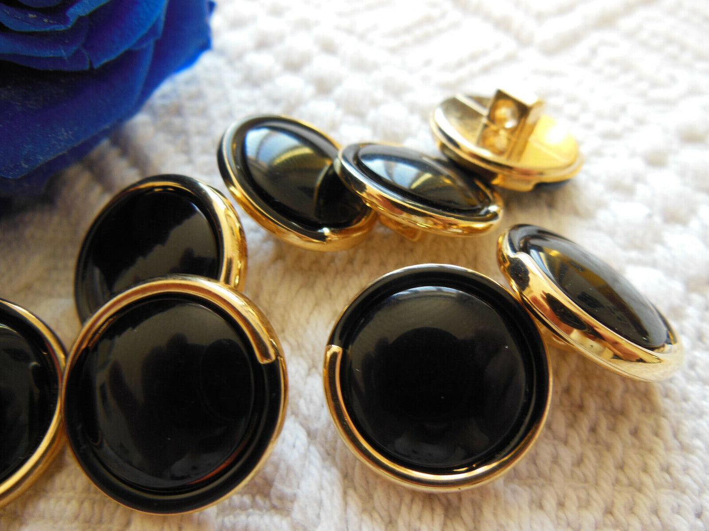 Lot 8 boutons vintage doré noir à pied diamètre 1,8 cm ref  2462