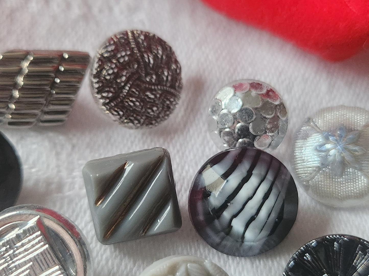 Lot 10 boutons anciens en verre argenté panaché 1,1 à 1,4 cm ref 2127