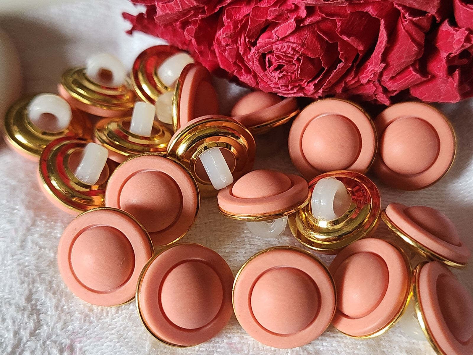 Lot 9 boutons vintage orange mat veiné pourtour métal doré pied 1,4 cm ref 4952