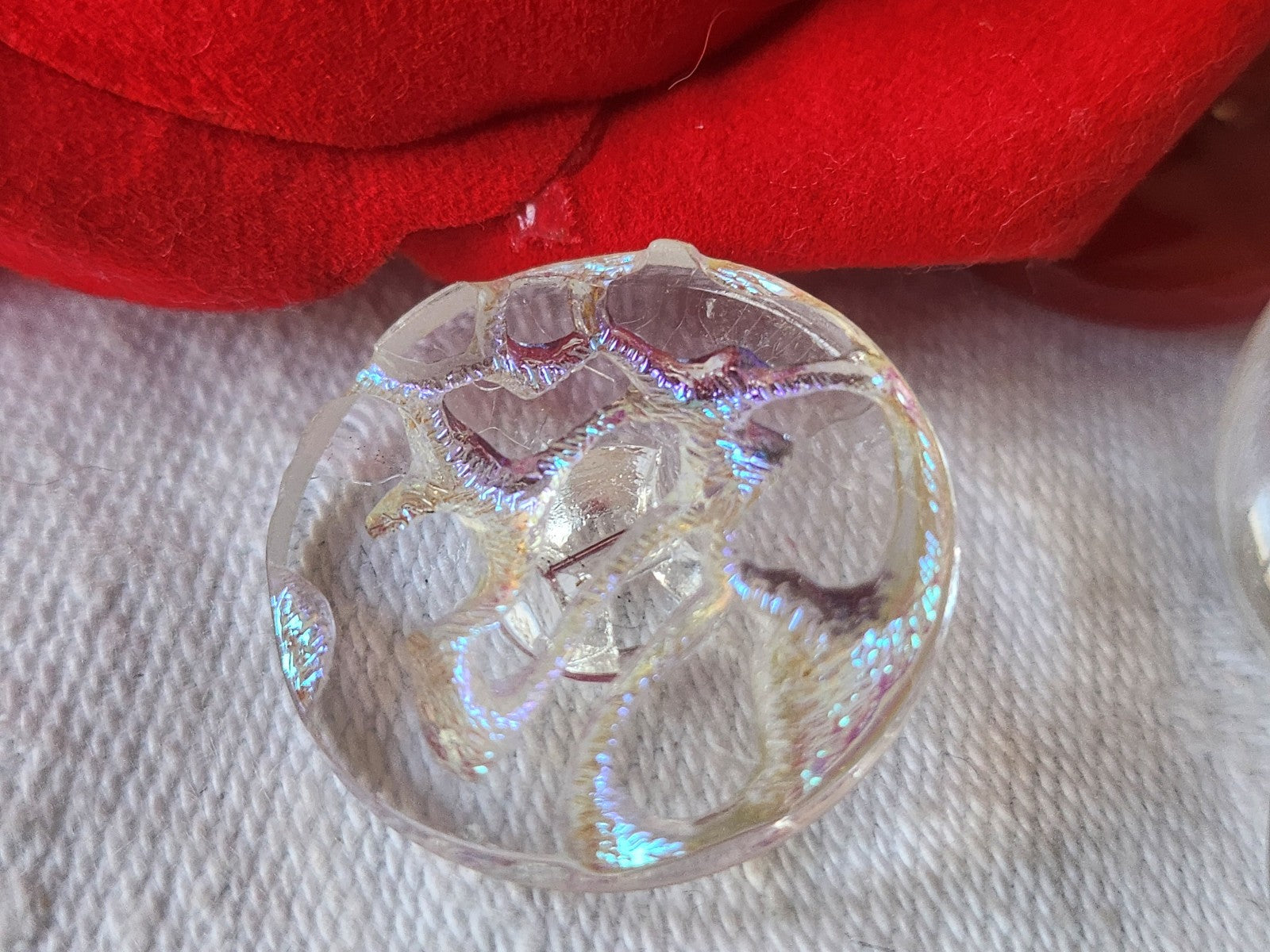 Bouton ancien en verre modoré 2,2 cm irisé vintage D12B