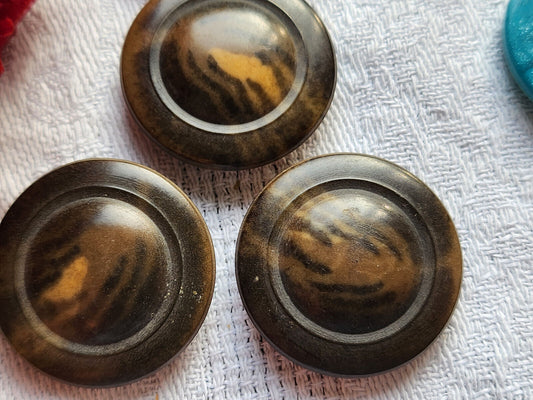 Trio boutons anciens en corozo à pied marron 2,7 cm  ref 3447