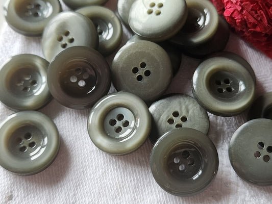 Lot 19 boutons vintage gris lumineux à trous 1,8 cm ref 2377