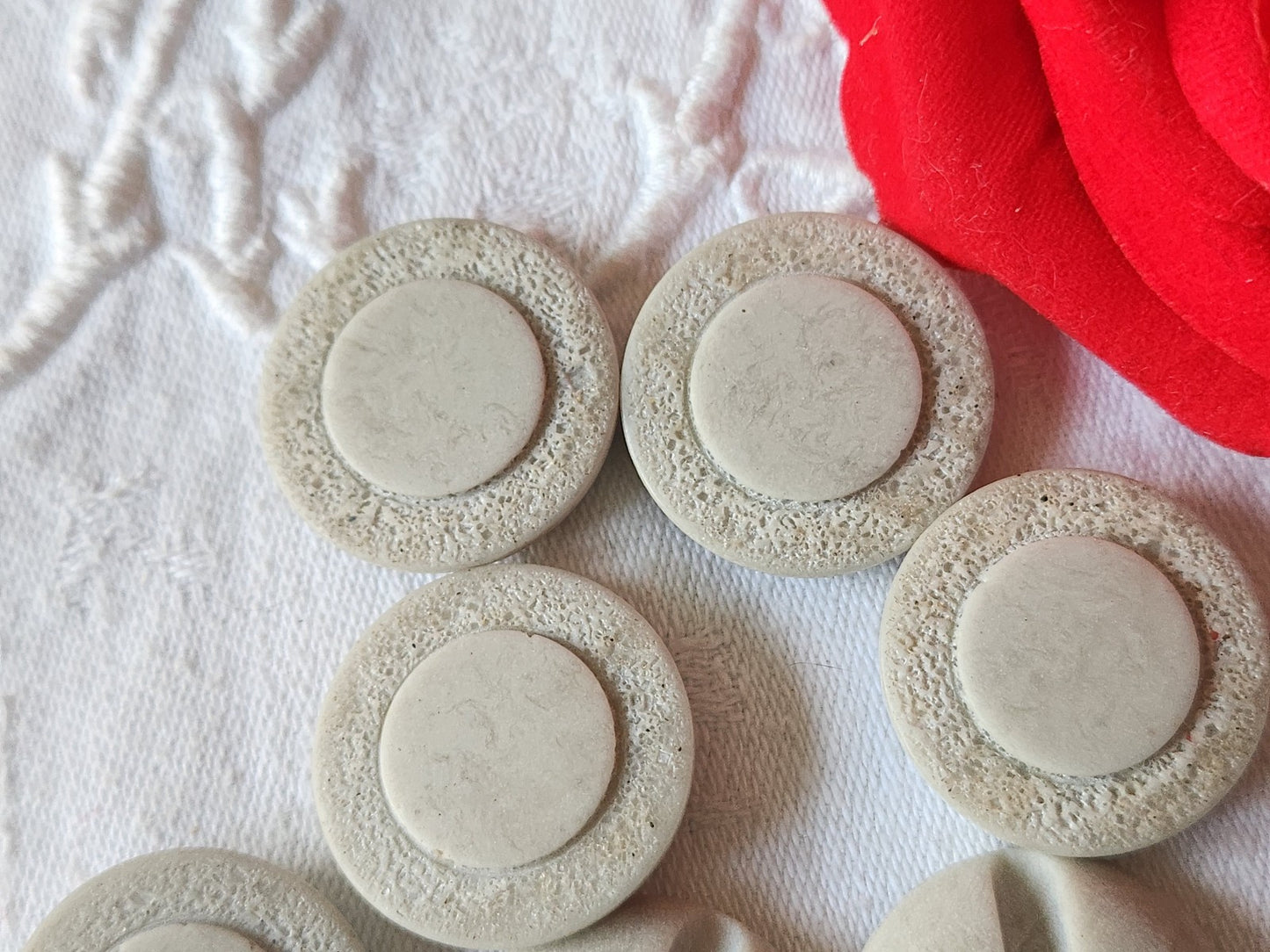 Lot 6 gros  boutons vintage gris mat pourtour texturé pied 2,5 cm ref 2972