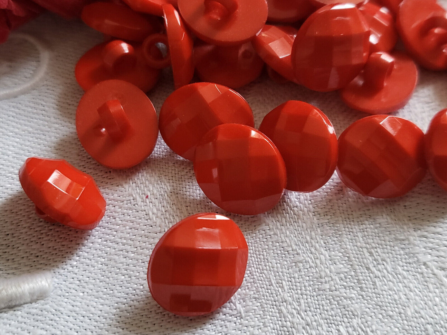 Lot 31 boutons  année 80/90 rouge facette pied 1  sur 1,2 cm ref 1256