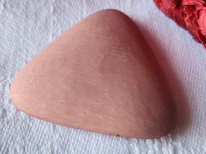 Gros bouton vintage rose forme triangle  4 cm pied mat texturé ref 2788