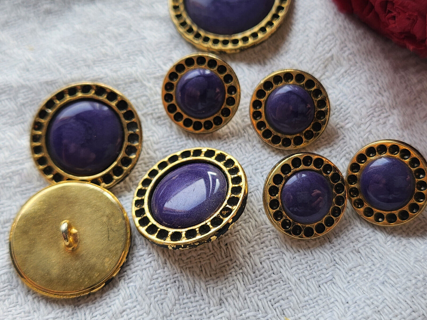 Lot 8  boutons vintage en métal coeur violet panaché  1,3 à 2,3 cm ref 3358