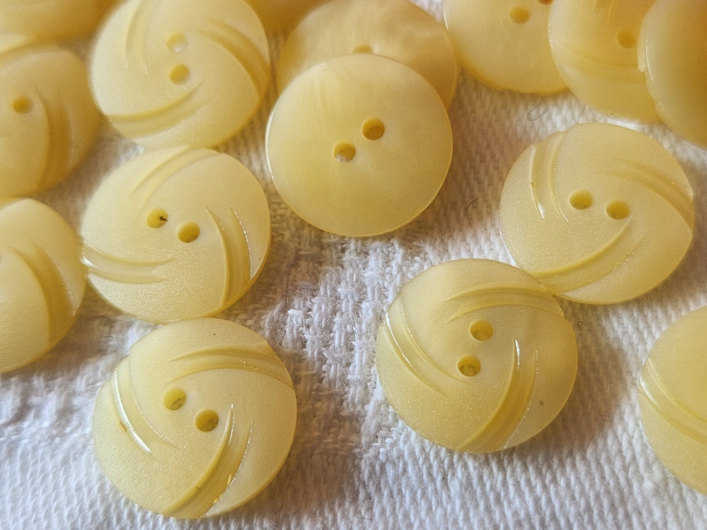 lot 15 petits boutons vintage créme  1,3 cm trous ref 6015