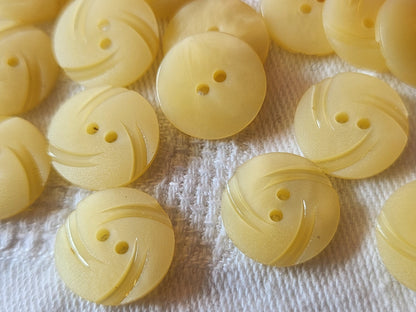 lot 15 petits boutons vintage créme  1,3 cm trous ref 6015